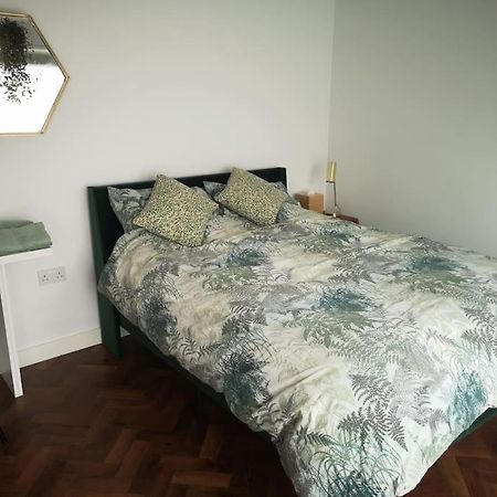 Stylish Apartment In Horsham With Parking And Own Entrance エクステリア 写真