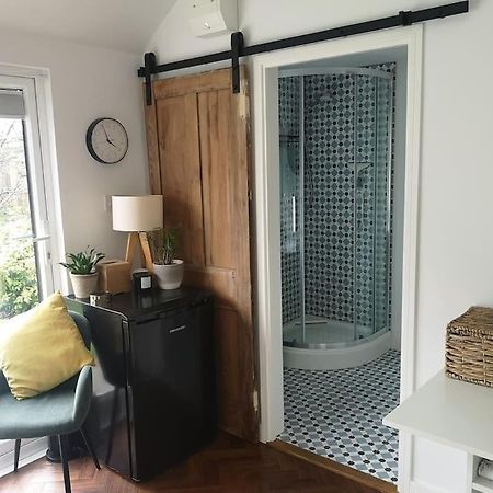 Stylish Apartment In Horsham With Parking And Own Entrance エクステリア 写真