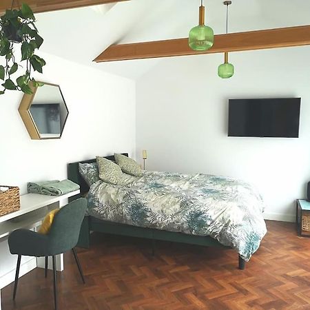 Stylish Apartment In Horsham With Parking And Own Entrance エクステリア 写真