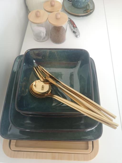 Stylish Apartment In Horsham With Parking And Own Entrance エクステリア 写真
