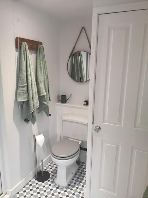 Stylish Apartment In Horsham With Parking And Own Entrance エクステリア 写真