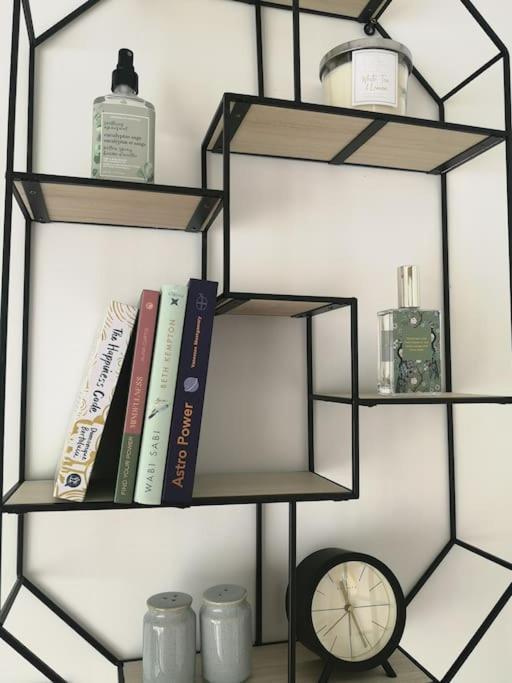 Stylish Apartment In Horsham With Parking And Own Entrance エクステリア 写真