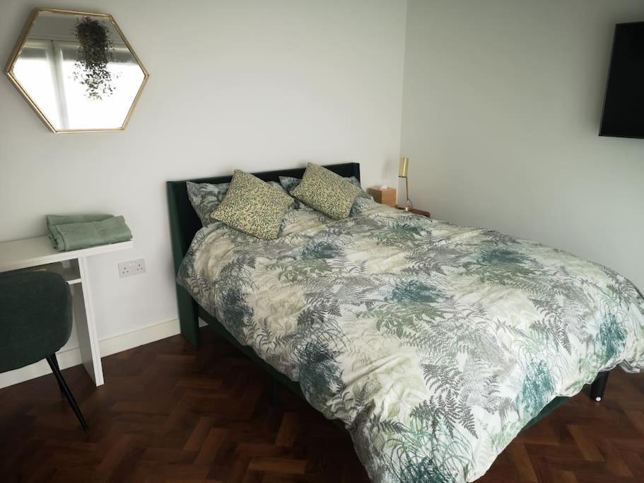 Stylish Apartment In Horsham With Parking And Own Entrance エクステリア 写真