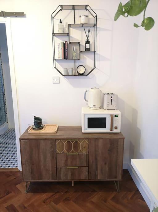 Stylish Apartment In Horsham With Parking And Own Entrance エクステリア 写真