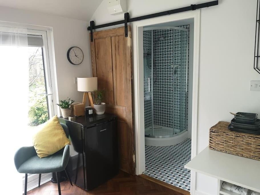 Stylish Apartment In Horsham With Parking And Own Entrance エクステリア 写真