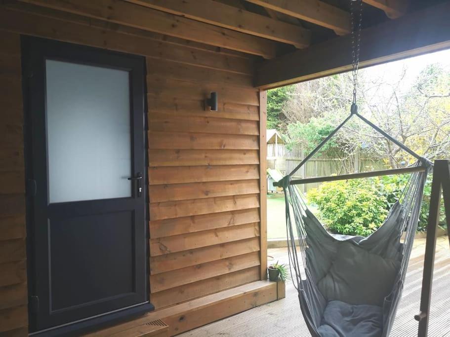 Stylish Apartment In Horsham With Parking And Own Entrance エクステリア 写真