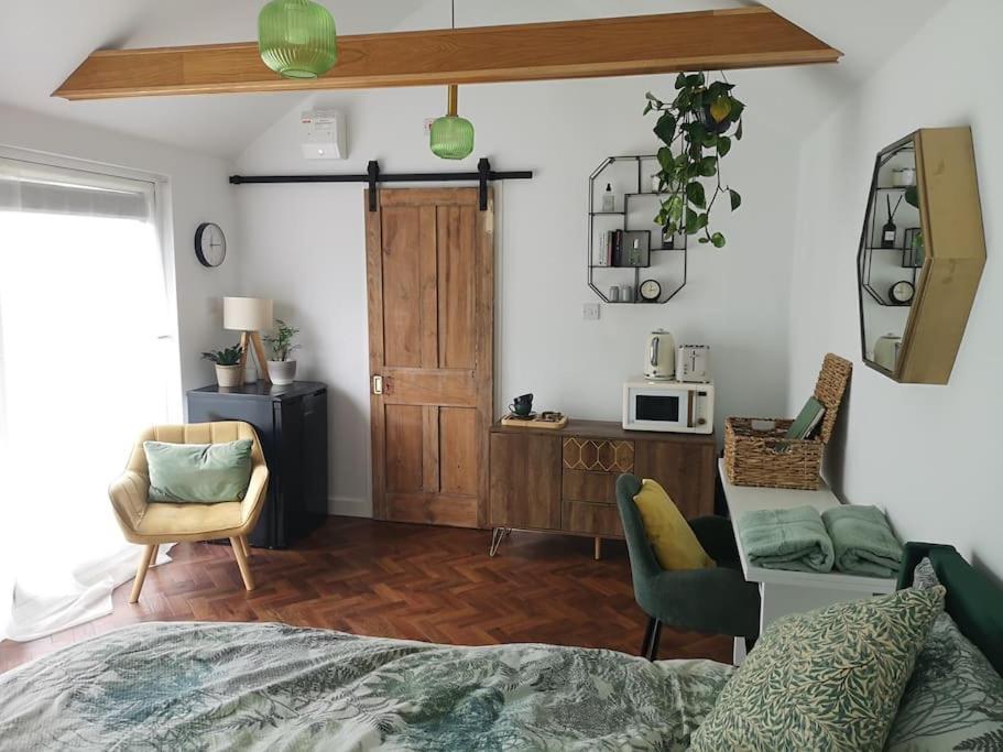 Stylish Apartment In Horsham With Parking And Own Entrance エクステリア 写真