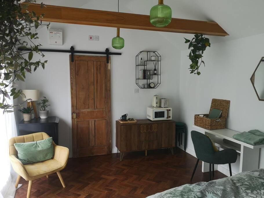 Stylish Apartment In Horsham With Parking And Own Entrance エクステリア 写真