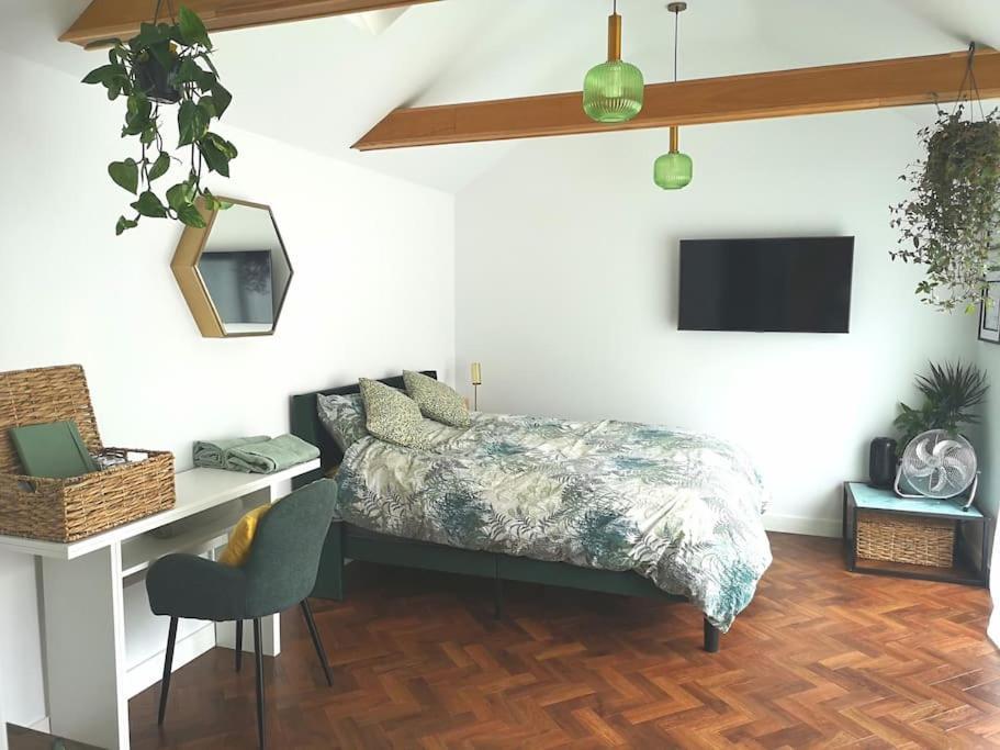 Stylish Apartment In Horsham With Parking And Own Entrance エクステリア 写真