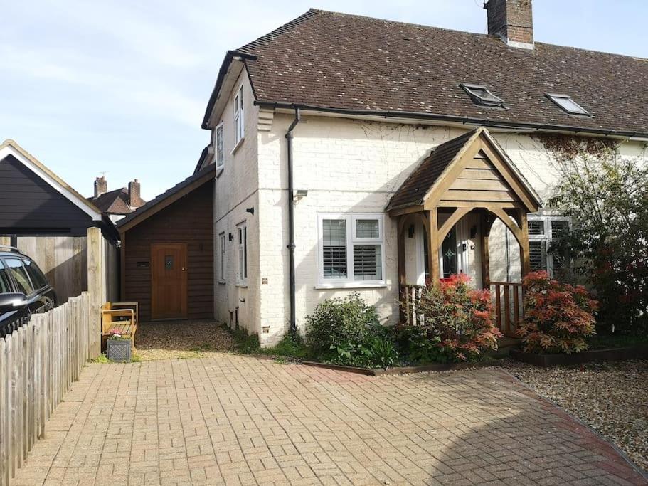 Stylish Apartment In Horsham With Parking And Own Entrance エクステリア 写真