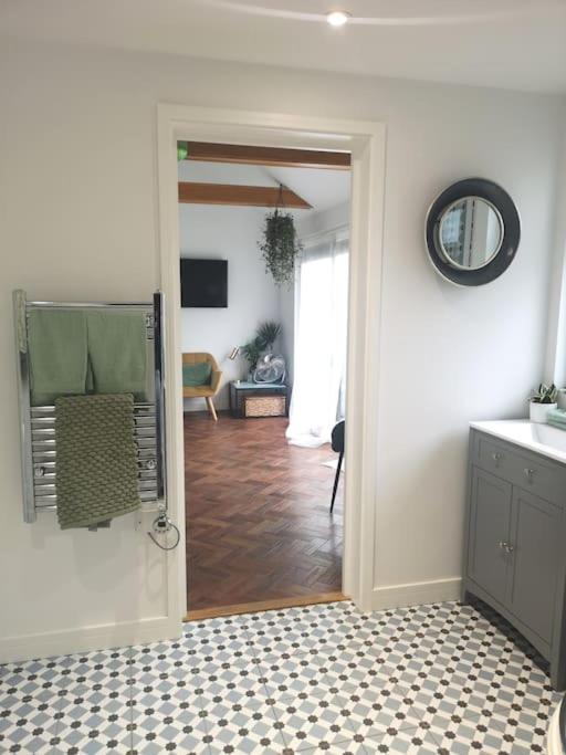 Stylish Apartment In Horsham With Parking And Own Entrance エクステリア 写真